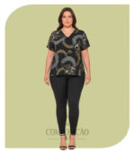 Blusa Plus Size Estampada com Detalhes Florais e Correntes Douradas