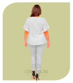 Blusa Plus Size Branca em Tecido Duna com Detalhes Dourados - Imagem 2